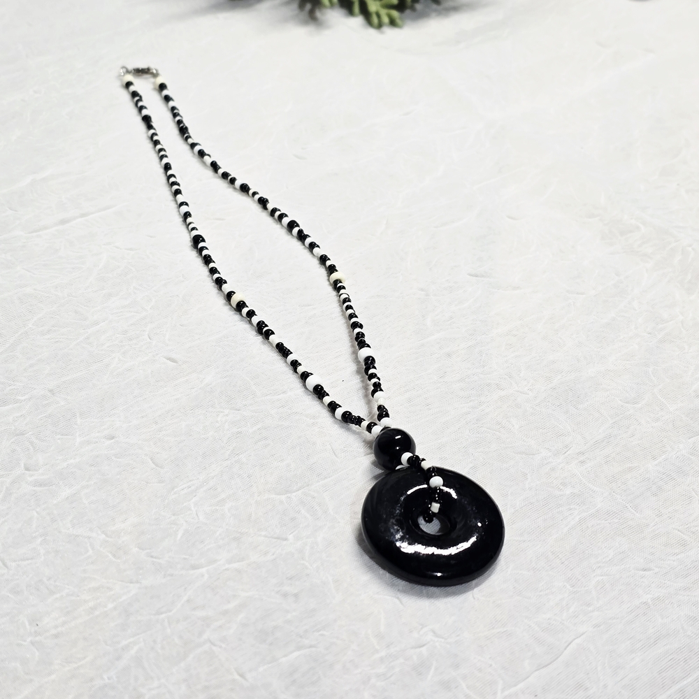 $1 with $5+ Bundle•Black and white beaded necklace with a round pendant 0801